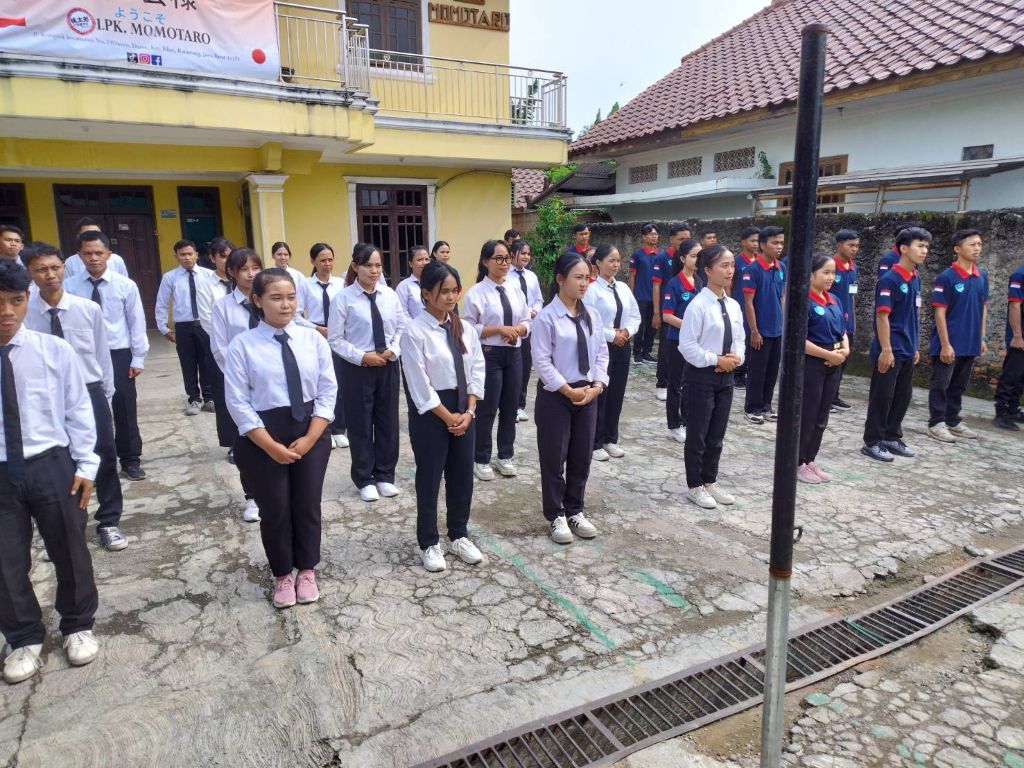LPK MOMOTAROU校舎前での集合写真